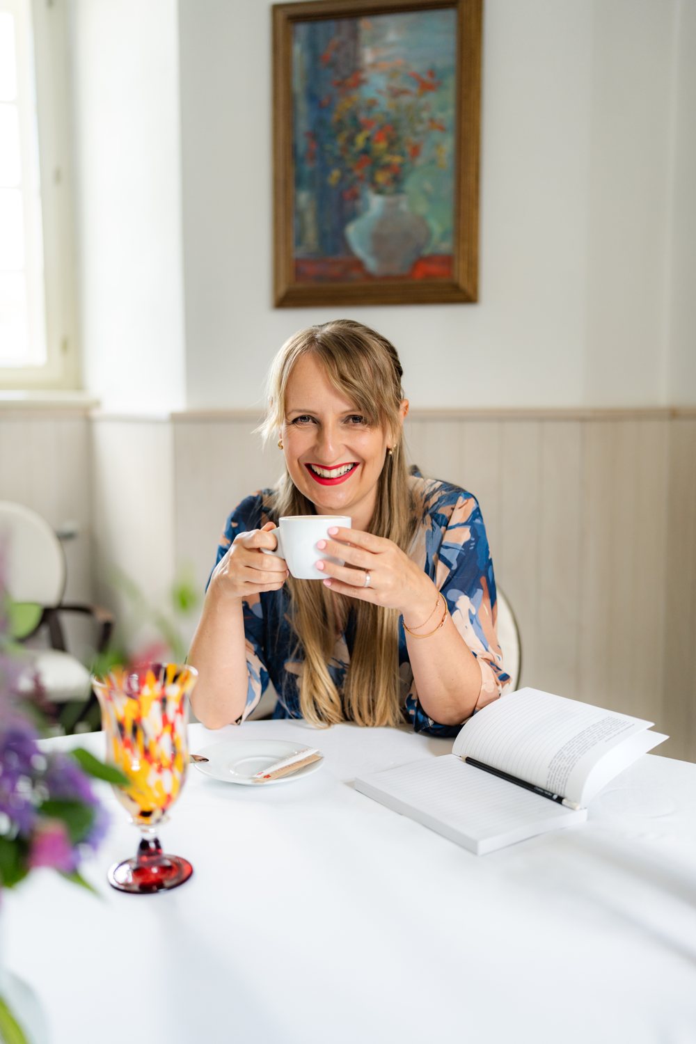 Zuzka Vitková s kávou